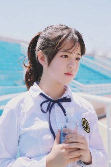 女生游泳时泳裤突然掉了